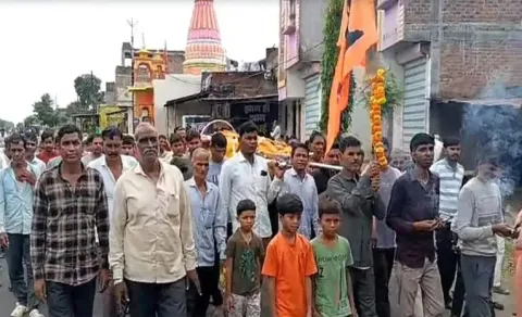 Villagers Give Emotional Farewell to Monkey Recite Hanuman Chalisa