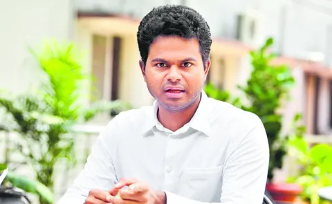 Cockroach Janata Party South India representative Vijay Mallangi in Sakshi interview