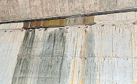 Cracks in the aqueduct on the opening day