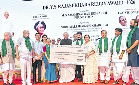 Kharge presents award to MS Swaminathan Research Foundation