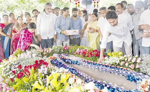 YS Jagan Pays Tribute To Dr YS Rajasekhara Reddy at Idupulapaya