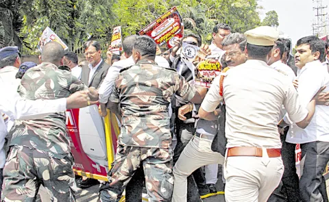 Police Take Lathicharge On Lawyers: Andhra pradesh