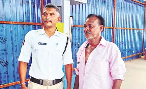 Anantapur Constable Saves Passenger From Moving Train Andhra Pradesh