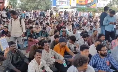 డిమాండ్లపై ఏపీ సచివాలయ ఉద్యోగుల నిరసన