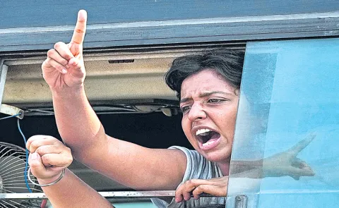 Delhi protestors struggle to reach Jantar Mantar