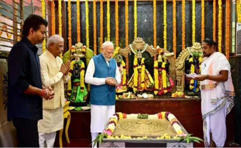 Devotion: PM Modi visits Jalakandeswarar temple