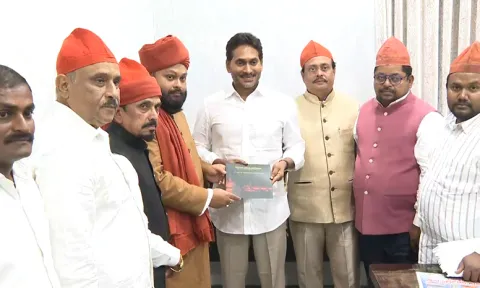 Kadapa Ameen Peer Dargah Representatives meet YSRCP Chief YS Jagan