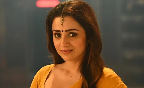 Kollywood actress Trisha will acts In MGR Biopic as EX Cm Jaya lalitha
