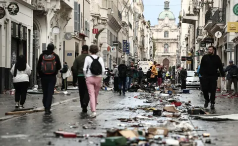 Police arrest 1800 people after violent clashes during demonstration In France8