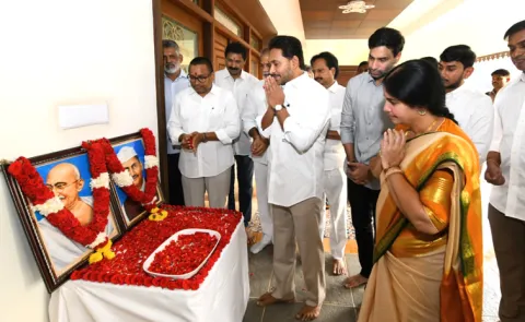 YS Jagan Pays Tributes To Gandhi And Lal Bahadur Shastri