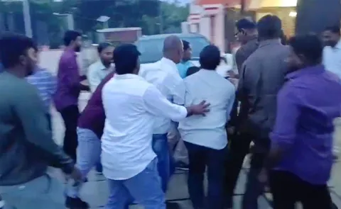 Police Block MP Avinash Reddy At Pulivendula