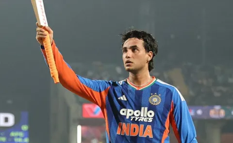 Abhishek Sharma-Breaks Gayle-Record-After-Smashes 11 Sixes-Vs NZ 3rd T20I7