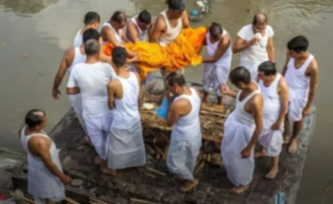 Four Shoulders for Hire A New Support System for Last Rites in Kashi