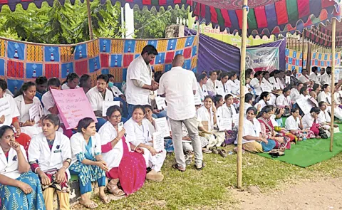 Medical and Health Department contract employees protest in Andhra Pradesh