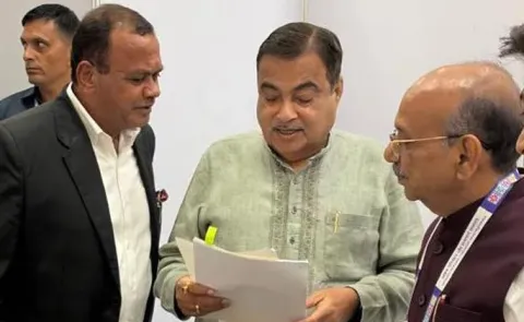 Minister Komatireddy Venkat Reddy Meets Nitin Gadkari