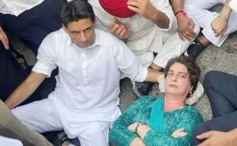 Priyanka Gandhi claims cops shoved her to ground at Janpath protest