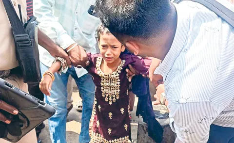 Mother throws six year old child into tank bund