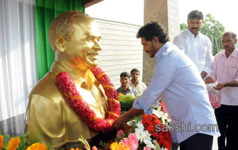 YS Jagan and family pays tribute to YSR at Idupulapaya - Sakshi