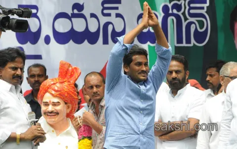 YS jagan mohan reddy dharna in vijayawada - Sakshi