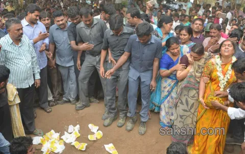 ys jagan attend cherukulapadu narayana reddy funeral - Sakshi