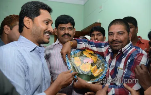 YS jagan mohan reddy tour in kurnool district - Sakshi