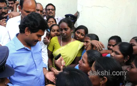 ys jagan mohan reddy consoles families of illicit liquor deaths - Sakshi