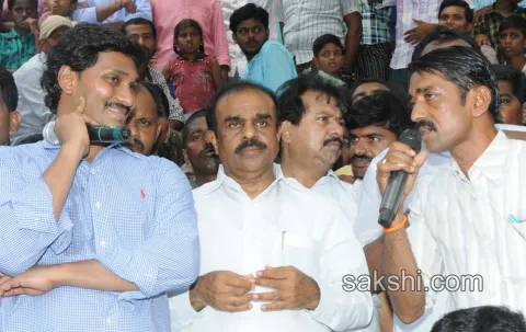 YS Jagan Mohan Reddy  raithu barosa yatra in anantapur district - Sakshi