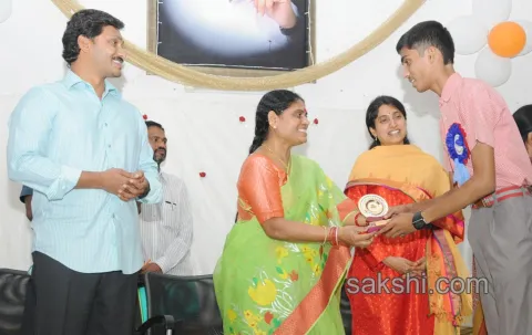ys jaganmohan reddy visit dasthagiramma house - Sakshi