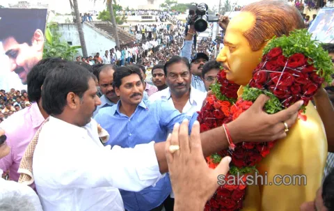 ys jagan mohan reddy unveiled gottipati narasaiah statue at yaddanapudi - Sakshi