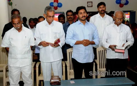 ys jagan mohan reddy family offer prayers at church in pulivendula - Sakshi