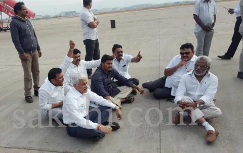 ys jagan stages dharna on vizag runway - Sakshi