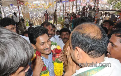 YS jagan mohan reddy attened ontimitta rathostavam - Sakshi