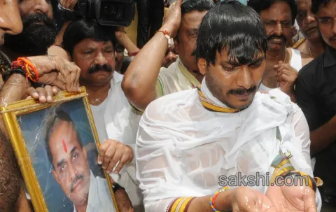 ys jagan mohan reddy in krishna pushkaralu - Sakshi