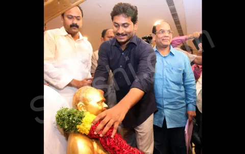 ys jagan mohan reddy yuva bheri in eluru - Sakshi