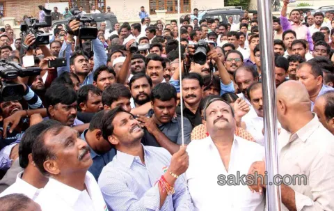 ys jagan mohan reddy hoists national flag in nandyal - Sakshi