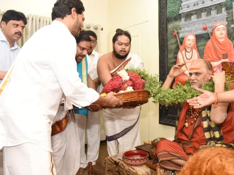 CM YS Jagan takes blessings from Swami Swaroopananda Photo Gallery - Sakshi