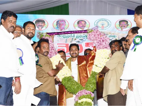 CM YS Jagan Mohan Reddy to launch YSR Vahana Mitra at Eluru Photo Gallery - Sakshi