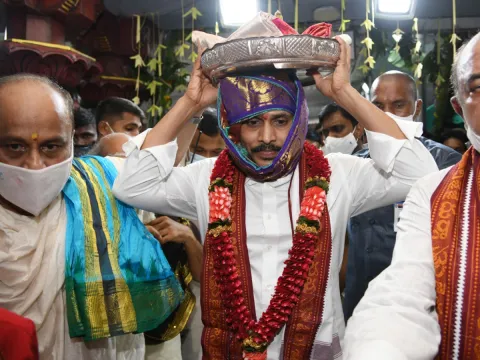 CM YS Jagan offers pattu vastralu to goddess kanaka durga Photo Gallery - Sakshi