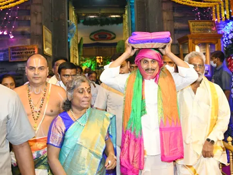 CM Jagan Mohan Reddy to offer silk clothes to Lord Venkateswara Photo Gallery - Sakshi