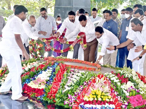 CM Jagan Mohan Reddy prays at YSR Ghat Photo Gallery - Sakshi