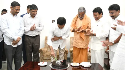 CM YS Jagan Cake Cutting On New Year 2022 Celebration Photo Gallery  - Sakshi