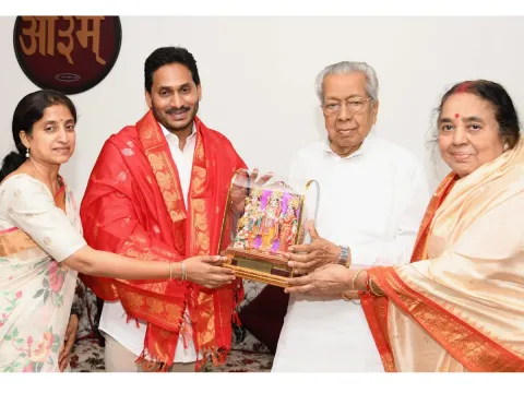 CM YS Jagan Meets Governor Biswabhusan Harichandan At Rajbhavan Photo Gallery - Sakshi