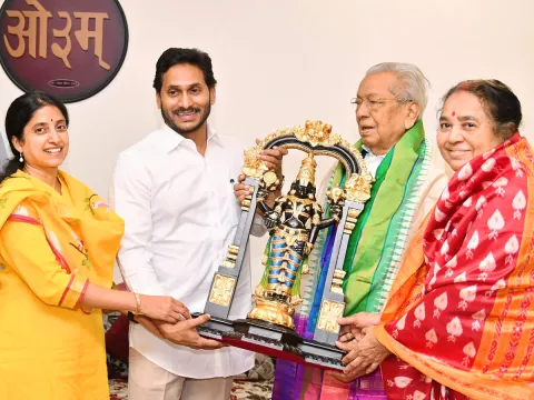 CM YS Jagan Meets AP Governor Biswabhusan Harichandan - Sakshi