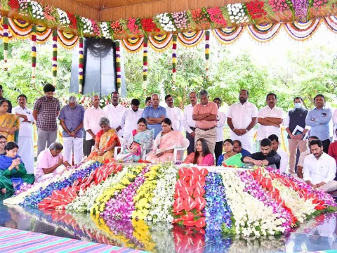 YSR Jayanthi 2022 CM YS Jagan and Family Members Pays Tributes - Sakshi