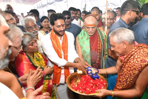 CM Jagan Attends Sri Lakshmi Maha Yagnam Purnahuti Program Vijayawada - Sakshi