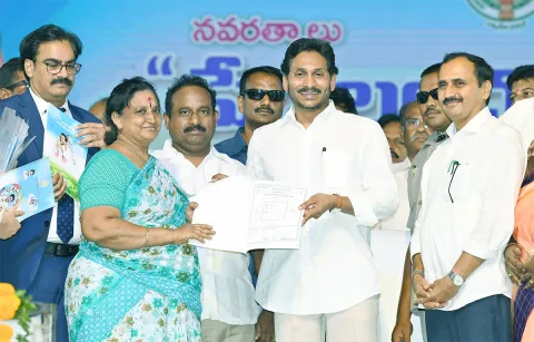 CM YS Jagan Distribute House Site Pattas Program In Amaravati Photos - Sakshi