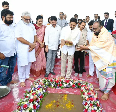 CM Jagan Lay Foundation for Amaravati CRDA Houses - Sakshi