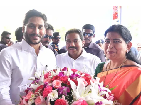 Ministers And Officials Welcomed CM YS Jagan at vijayawada Photos - Sakshi