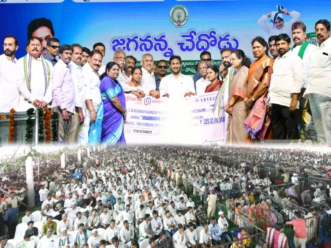 CM Jagan Releases Jagananna Chedodu Funds at Yemmiganur Photos - Sakshi