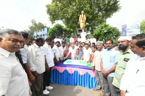 Palabhishekam For CM YS Jagan Photo In Tirupati Six Years Of YS Jagan Praja Sankalpa Yatra - Sakshi